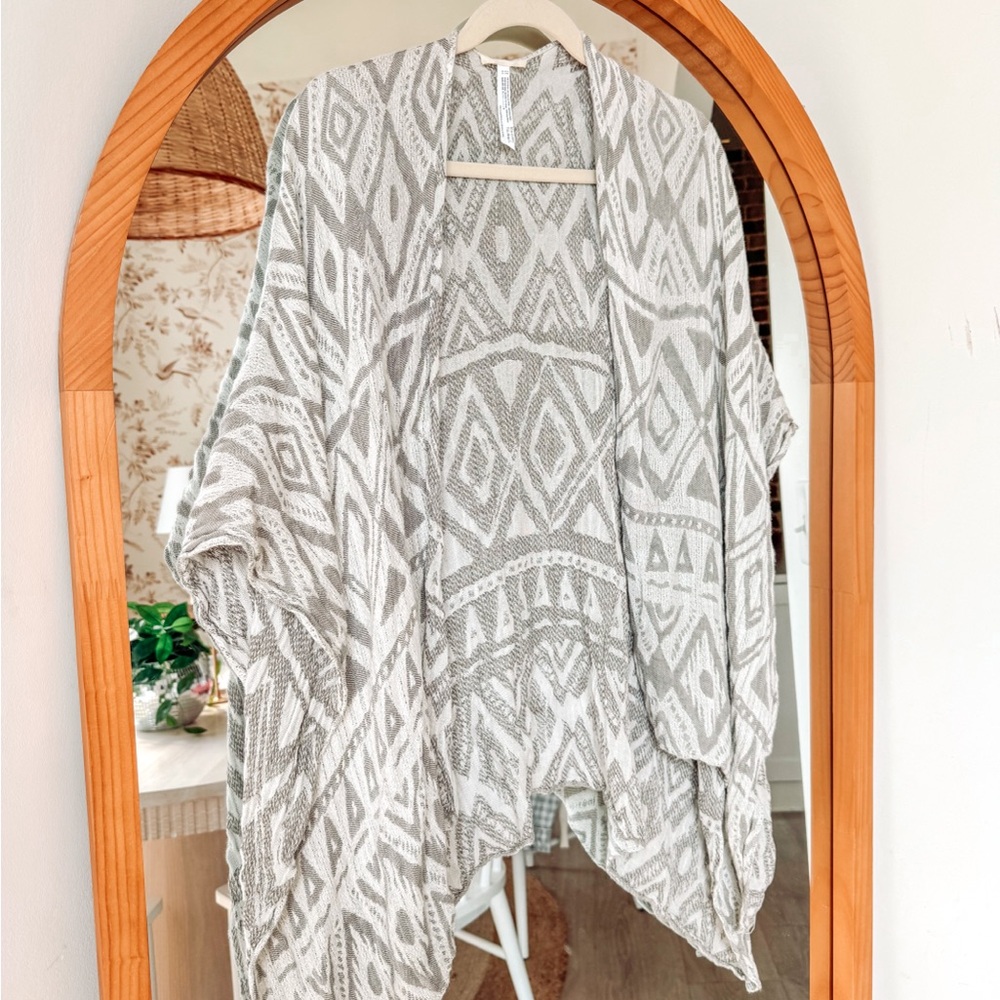 Urban outfitters Gray and White Geometric Patterned Shawl